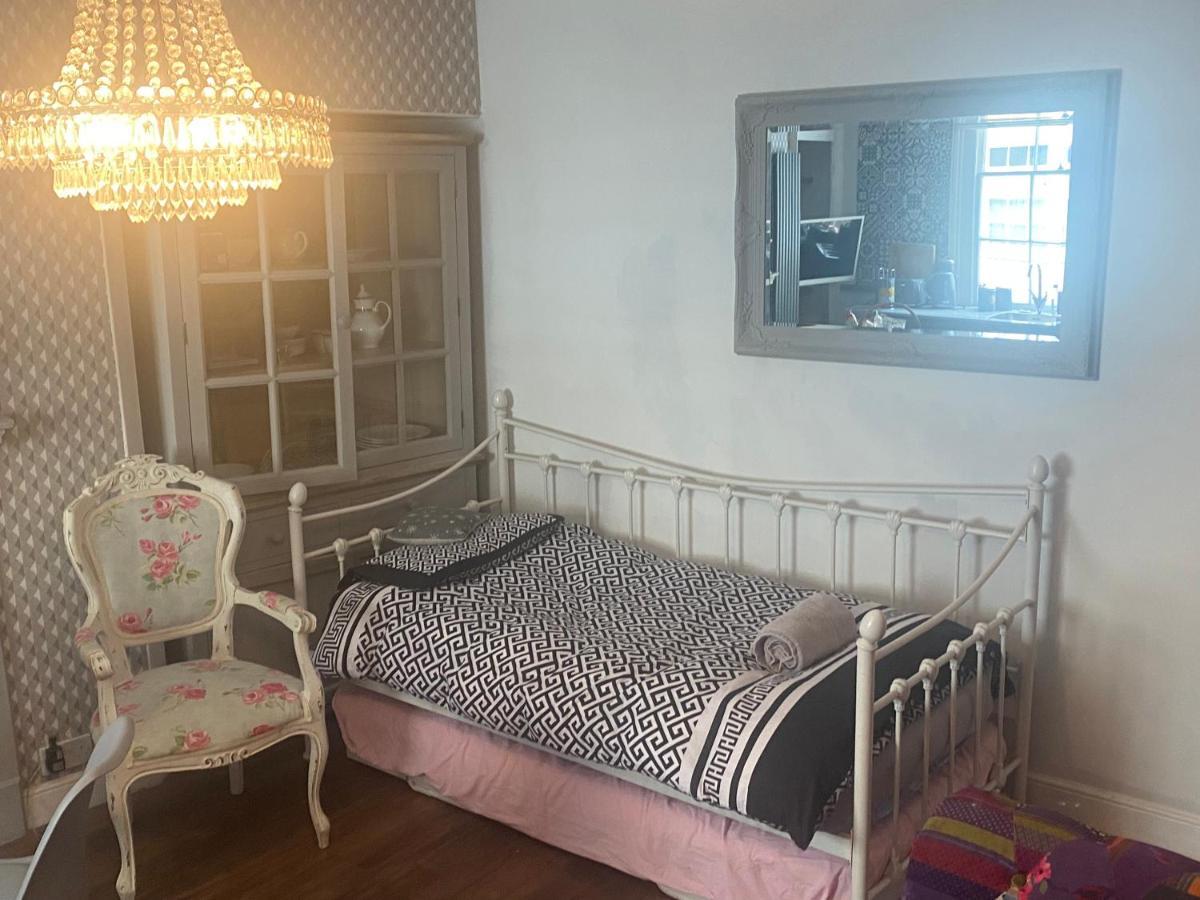 Georgian City Apartment At Thomas Street Double Bedroom And Two Single Trundle Beds Bath Exterior photo